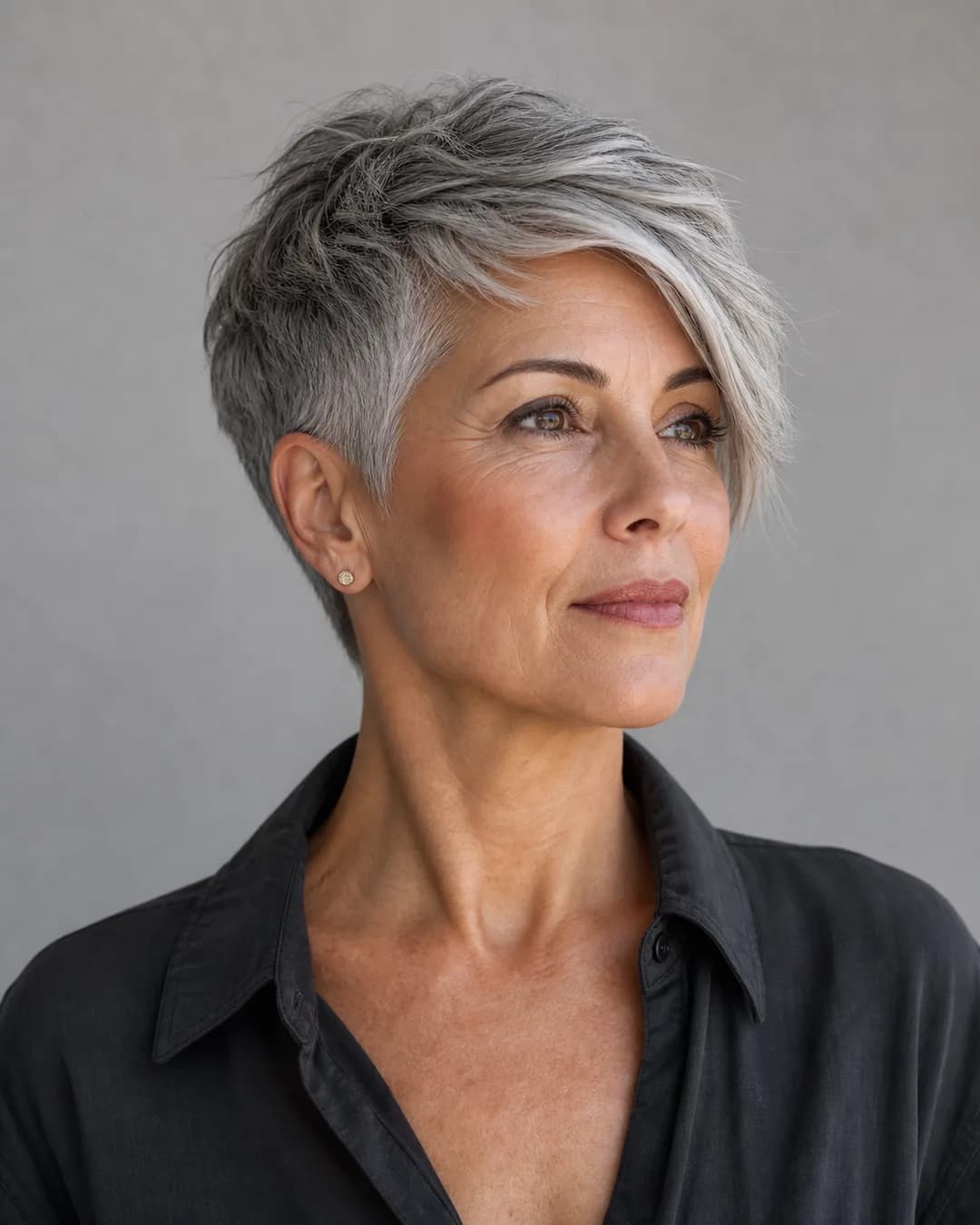 Pixie con mechón lateral — Cortes de pelo corto mujer 60 años