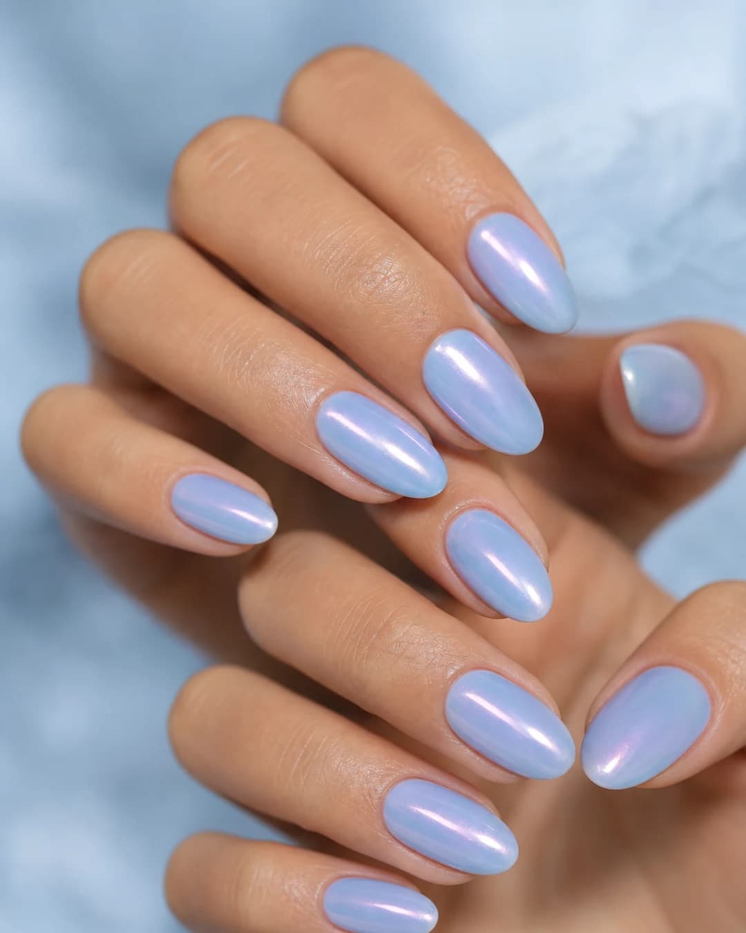 Uñas almendradas con blueberry milk azul lechoso y acabado glazed cromo iridiscente sutil
