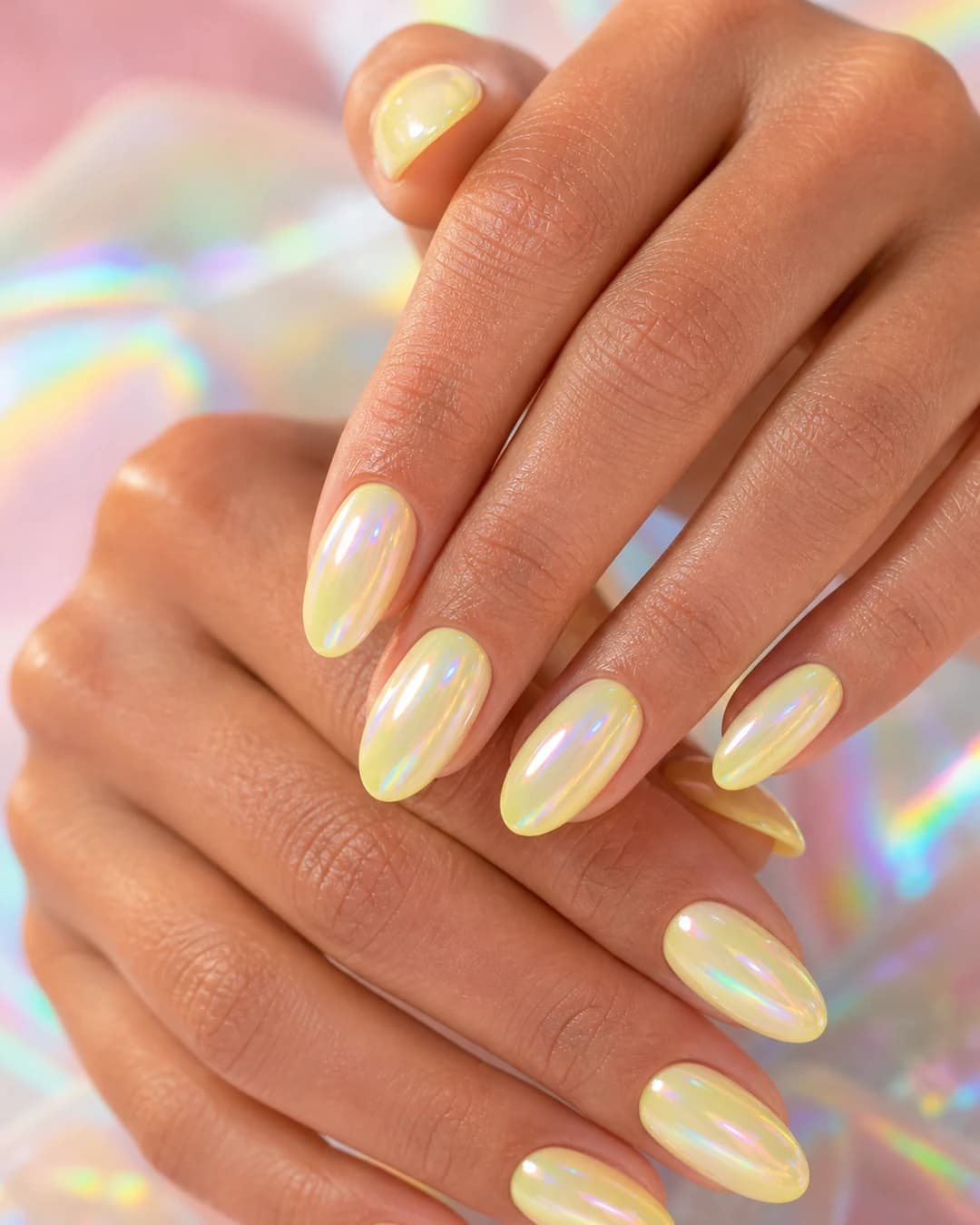 Uñas glazed con candy shell iridiscente sobre pastel