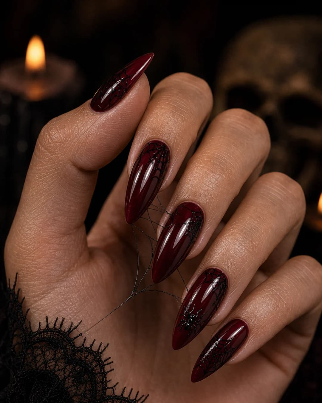 Uñas con telarañas spider gel negras sobre base black cherry oscuro Halloween
