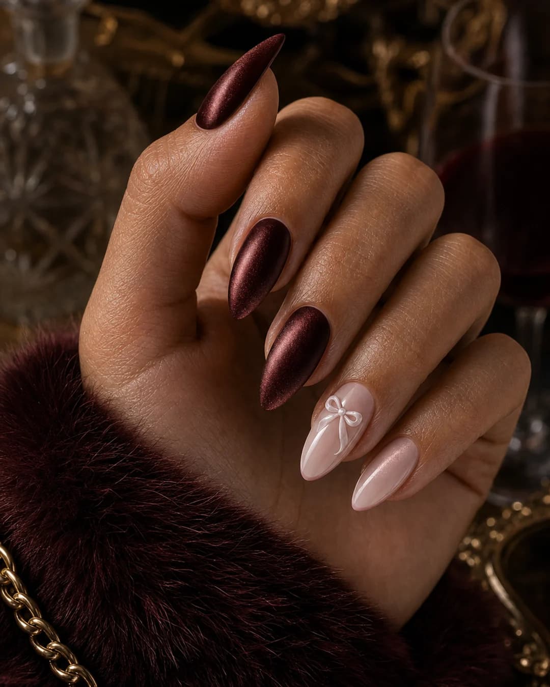 Uñas burdeos profundo con efecto terciopelo velvet magnético mob wife