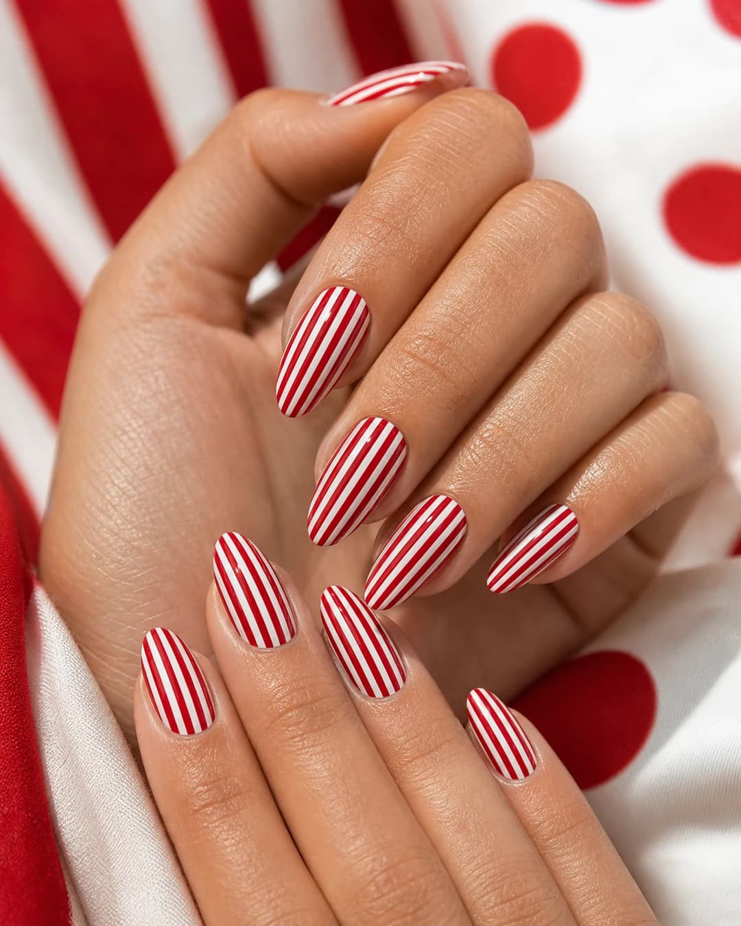 Uñas con rayas verticales rojo y blanco vintage retro