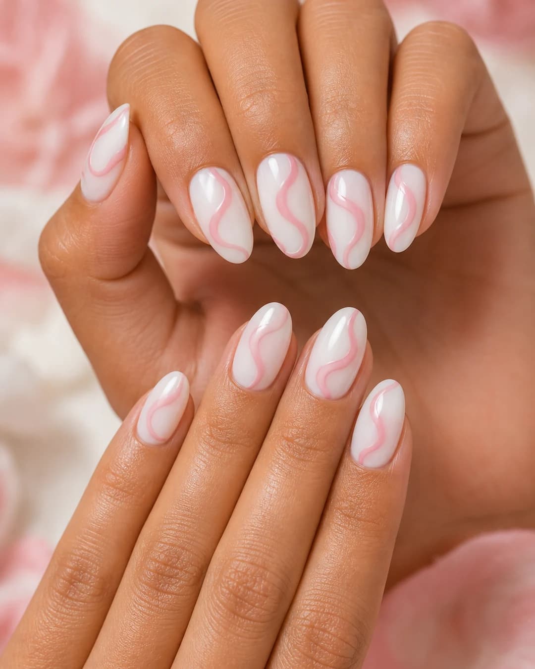 Uñas swirl con remolinos rosa palo sobre base lechosa milky