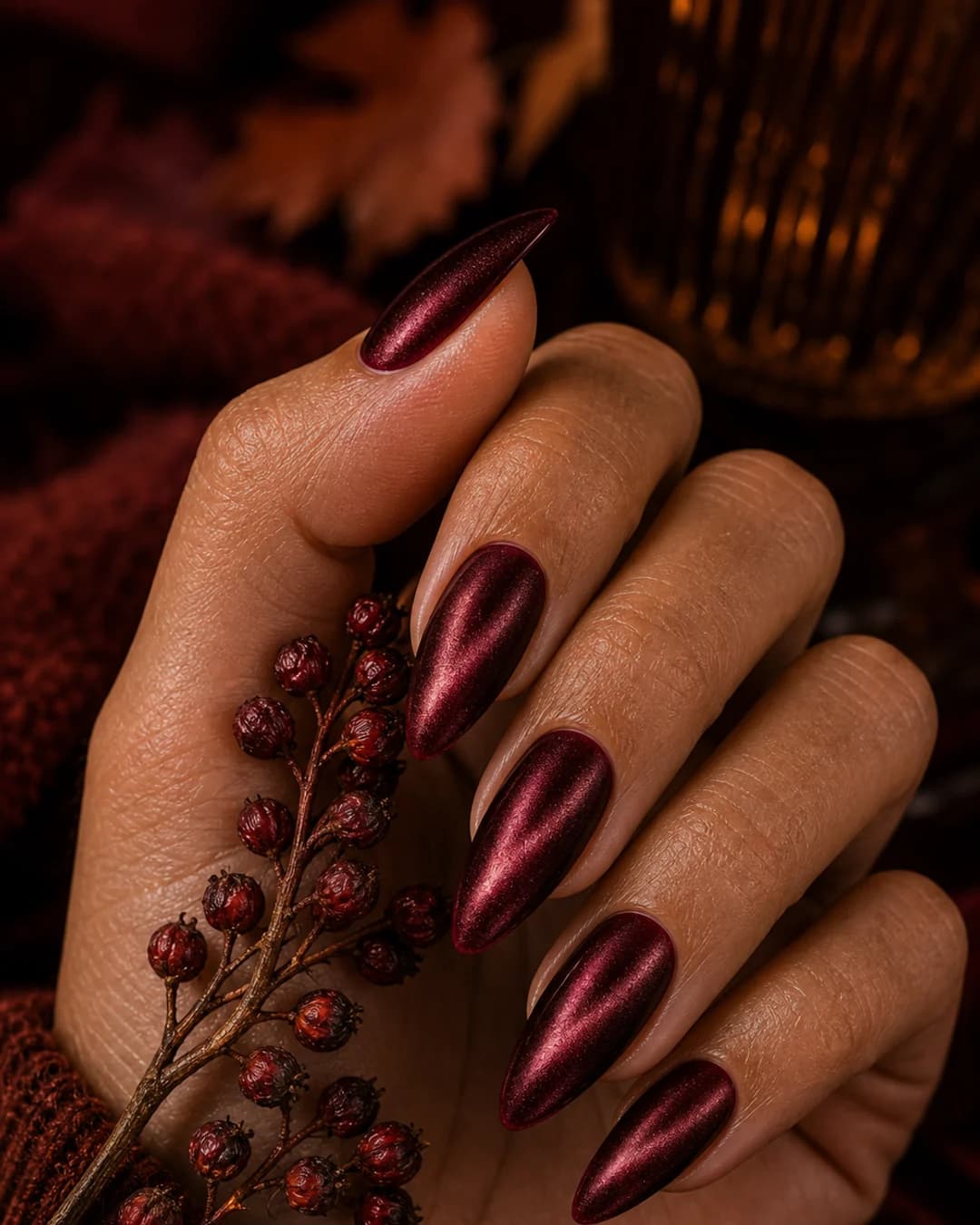 Uñas granate profundo con efecto terciopelo velvet otoñal vamp